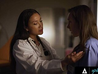 डॉक्टर विकी चेस नर्स सिन सेग को बिजी माउथ से साइलेंस करती है