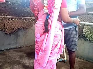 भारतीय साड़ी आंटी यंग 18+ लड़के के साथ हॉट चुदाई करती है