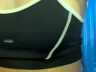 pós treino gostosa no banheiro lotado 😈