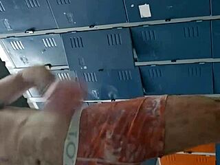 batendo uma no banheiro da academia