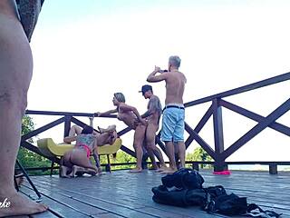 Vazou Vídeo De Estudantes Gravando Suruba No Deck Dos Dormitórios Completo No Red E No Sheer