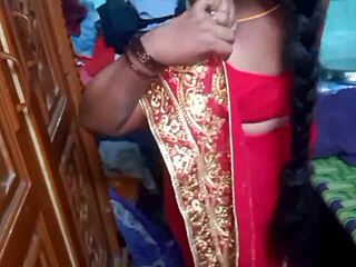 ये देसी ब्यूटी हाउसवाइफ घर पर कैजुअली कपड़े बदल रही है।