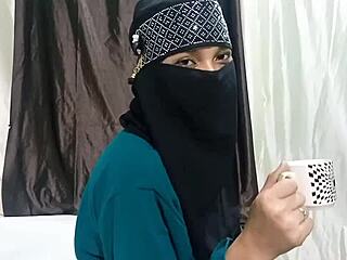 मुस्लिम भाभी डॉगी स्टाइल के लिए झुकी हुई