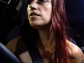 Safada Trabalha De Motorista De Aplicativo E Pega Homem Se Masturbando No Banco De Trás