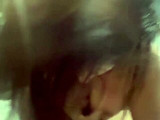 Boss engasga na pica da garganta profunda com muscular bodybuilder