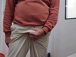 Flashing Cock in Hospital Waiting for Sexy Nurse