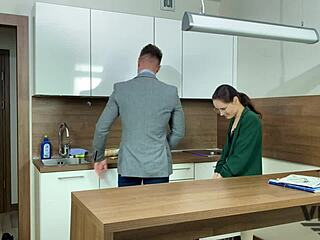 क्रॉसड्रेसिंग ट्रांस ने बॉयसीटास संग इंटेंस चुदाई की!