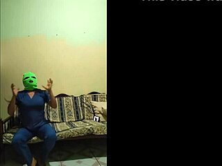 Madrastra fogosa y sin verguenza llega del trabajo y se toca su vagina para nivelar sus niveles de ansiedad porno casero