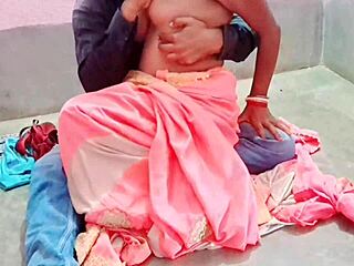 भारतीय मुस्लिम खूबसूरत लड़की की गांड टेलर द्वारा ड्रिल की जाती है