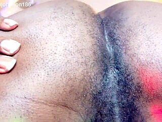 बूढ़ा ककॉल्ड देखता है बड़े स्तन उसकी गंद पर सवार