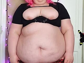 Hairy bbw goes without panties