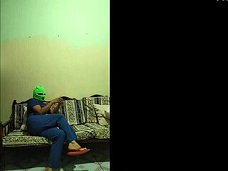 Madrastra fogosa y sin verguenza llega del trabajo y se toca su vagina para nivelar sus niveles de ansiedad porno casero