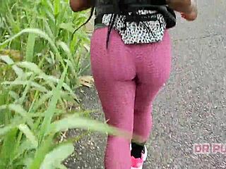 ebony with big ass in leggings running alone