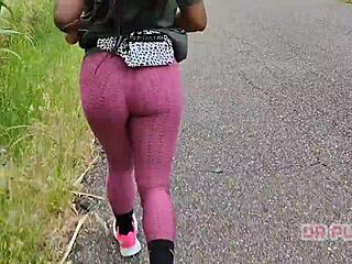 ebony with big ass in leggings running alone