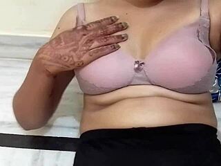 देसी इंडियन गर्ल नेक्स्ट डोर ड्रेस में बड़ी गांड और पेट क्लोज अप, वेट चूत उंगली करती हुई