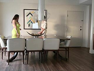 कैटफिश्ड चीटिंग मॉम को वाइल्ड फक सेशन में!