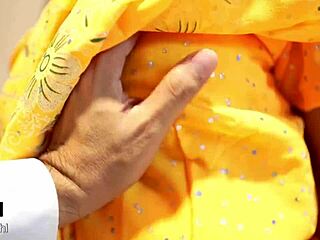 इंडियन कॉलेज टीचर सौतेले भाई को रफ चोदती है होममेड क्लिप में