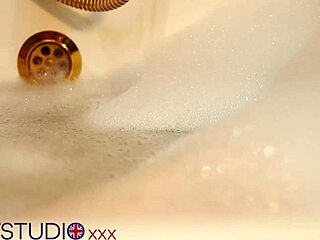 ब्रिटिश स्टूडेंट की जंगल में इंटेंस डिल्डो खेल