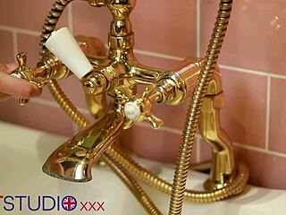 ब्रिटिश स्टूडेंट की जंगल में इंटेंस डिल्डो खेल