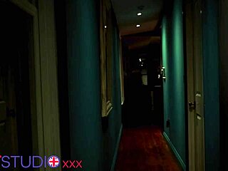 ब्रिटिश स्टूडेंट की जंगल में इंटेंस डिल्डो खेल