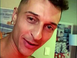 Fodendo meia-irmã e gozando nela