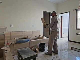 operario da contrucao fico muito satisfeito quando receceu visita das patroas na obra