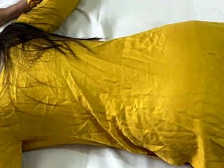 इंडियन स्टेपमॉम स्टेपसन से हिंदी ऑडियो के साथ जोर से चोदी जाती है