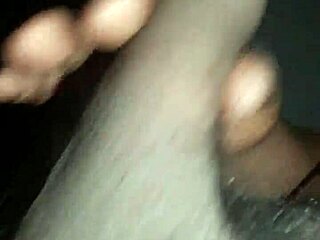 Masturbación con vibrador y esposas