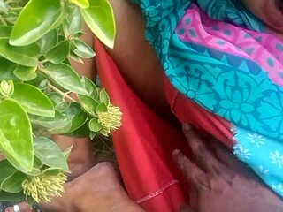 Indian beauty aunty shows boobs in porn video