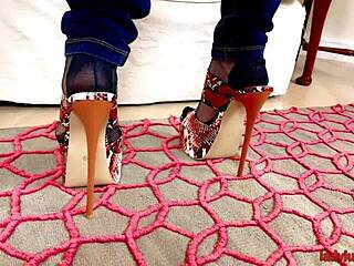 Mature milf lucy gresty fingers herself in skintight leggings