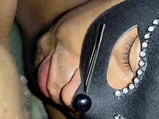 hijastro me encontro con lenceria y me dio una buena mamada de culo y conchita termino desgarrando mi culo virgen