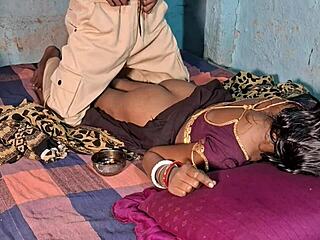 देसि वाइफ स्कर्ट के नीचे क्विक पस्सी फक के लिए मैसेज करती है?