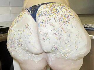 Julie Ginger spreads her huge ass