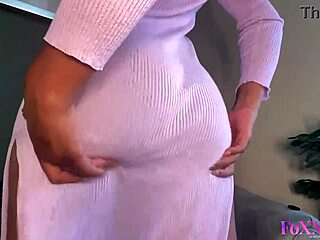 jenna foxx sticks her dildo in big pussy clit and tits