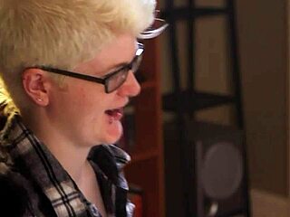 Sexy Blonde Loves Wet Pussy Slaps From Friend