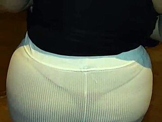 madura venezolana milf culona en hilo rojo?