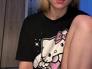 young amateur fingers pink pussy with dildo