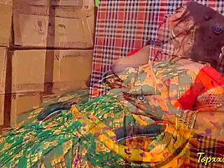 लैंडलेडी, वेयरहाउस में मुझे जोर से चोदो, मैं इतनी गर्म हूं!