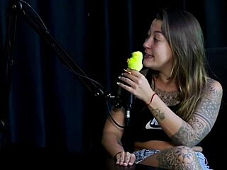 Flor de Damiana wants to fuck two bi men