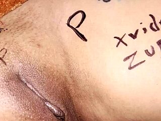 Me chupo los dedos y dedeo la vagina de frida latina