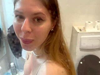 मेरे फ्रेंड की सिस्टर ने स्लीपओवर पर शावर में मदद की माइकलफ्रॉस्टप्रो और मिल्फेटा के साथ।