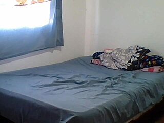 Invited the maid to masturbate me with her feet at dawn