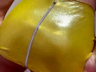 a morena cacheada provocou o novinho dan�ando funk com uma mini saia sem calcinha ele n�o resistiu e comeu a buceta dela at� gozar dentro - completo no red