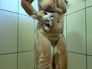 Amo quando minha stepmom grava ela tomando banho