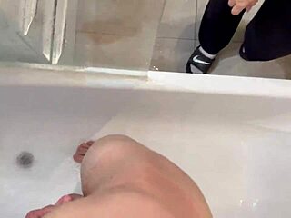 मेरे फ्रेंड की सिस्टर ने स्लीपओवर पर शावर में मदद की माइकलफ्रॉस्टप्रो और मिल्फेटा के साथ।