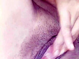 me di� con todo metiendo sus dedos dentro de mi peque�a vagina y derramando mi leche y mi panocha qued� bien mojada