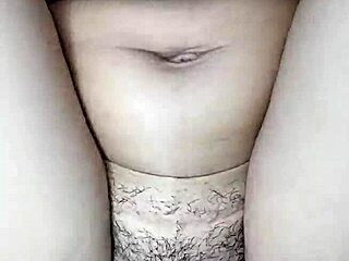 joven caliente coño peludo se masturba cabalgando a escondidas hasta correrse en creamy