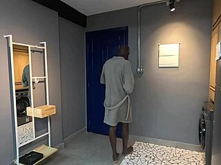 Massagista sofre dando o cu pro negr�o bem dotado