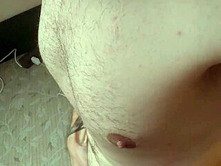 ब्लॉन्ड हंगेरियन वेबकैम गर्ल मॉन्स्टर कॉक को हार्ड करने में मदद करती है