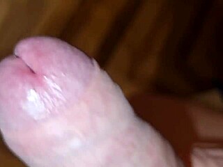 i gave amaturale handjob to huge cock till it schizzed lots of sperma.